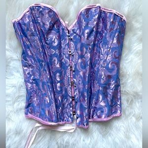 Beautiful corset!! Great for Halloween or a sexy night in!